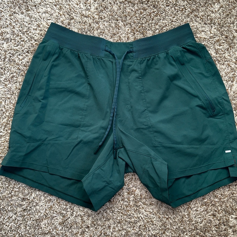 Lululemon License to Train Shorts sz L